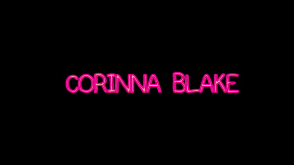 Corinna Blake, une femme mûre canon aux gros seins, branle et suce une bite